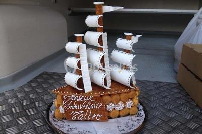 Table dressée pour un mariage avec nappe blanche, chemin de table fuchsia, pliage de serviette et décorations festives.