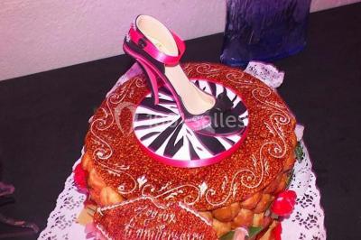 Table dressée pour un mariage avec nappe blanche, chemin de table fuchsia, pliage de serviette et décorations festives.