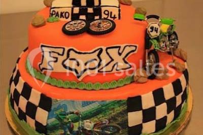 Table dressée pour un mariage avec nappe blanche, chemin de table fuchsia, pliage de serviette et décorations festives.