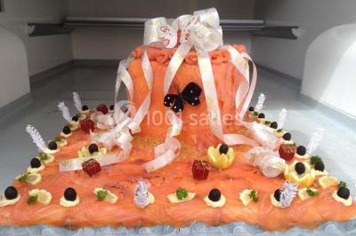 Table dressée pour un mariage avec nappe blanche, chemin de table fuchsia, pliage de serviette et décorations festives.