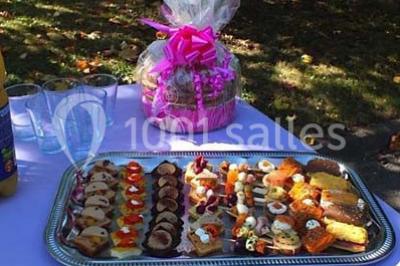 Table dressée pour un mariage avec nappe blanche, chemin de table fuchsia, pliage de serviette et décorations festives.