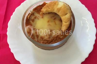 Table dressée pour un mariage avec nappe blanche, chemin de table fuchsia, pliage de serviette et décorations festives.