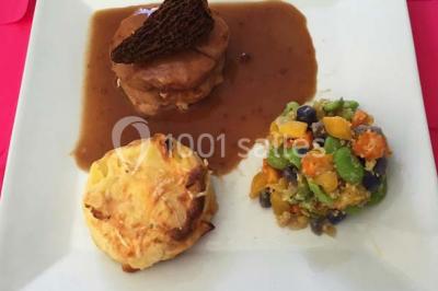 Table dressée pour un mariage avec nappe blanche, chemin de table fuchsia, pliage de serviette et décorations festives.