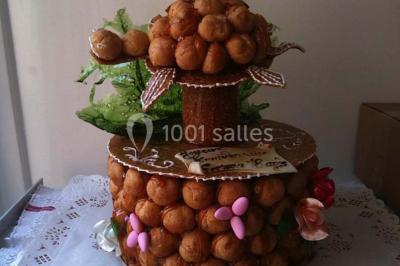 Table dressée pour un mariage avec nappe blanche, chemin de table fuchsia, pliage de serviette et décorations festives.