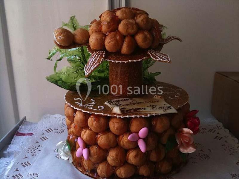 Pièce montée en choux garnis de caramel, décorée de fleurs en sucre et d'éléments en nougatine.