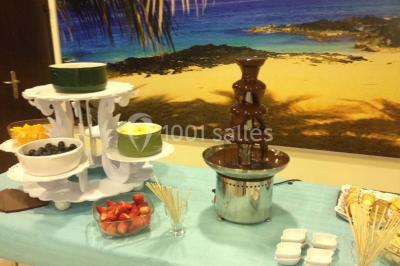 Table dressée pour un mariage avec nappe blanche, chemin de table fuchsia, pliage de serviette et décorations festives.