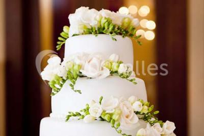 Buffet varié avec verrines, amuse-bouches, pains et pâtisseries disposés sur une table noire.