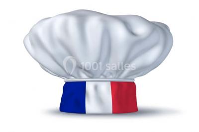 Buffet varié avec verrines, amuse-bouches, pains et pâtisseries disposés sur une table noire.