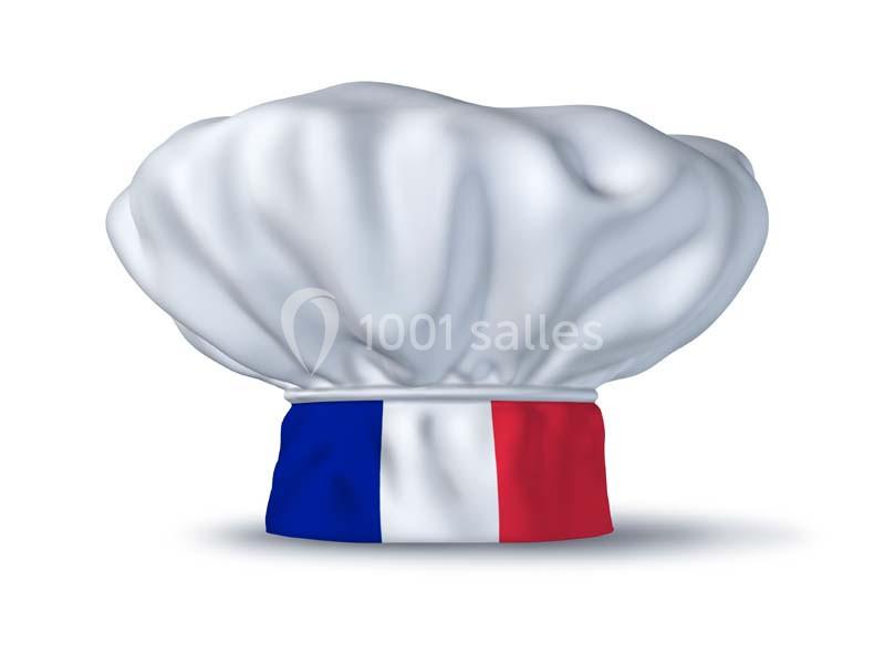 Toque blanche de chef ornée d'un bandeau aux couleurs du drapeau français.