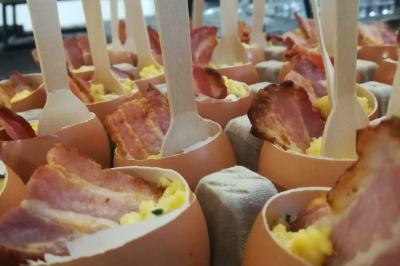 Buffet varié avec verrines, amuse-bouches, pains et pâtisseries disposés sur une table noire.