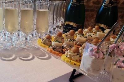 Buffet varié avec verrines, amuse-bouches, pains et pâtisseries disposés sur une table noire.