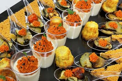 Miniature Traiteur Saint-Jean-d'Illac (Gironde) - Les Trois Sens #3 Table décorée pour un repas festif avec nappes blanches, verres, bougies, décorations végétales et petits cadeaux.