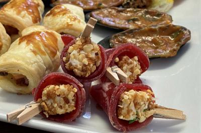 Miniature Traiteur Saint-Jean-d'Illac (Gironde) - Les Trois Sens #5 Table décorée pour un repas festif avec nappes blanches, verres, bougies, décorations végétales et petits cadeaux.