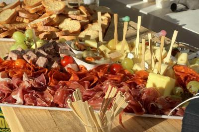 Miniature Traiteur Saint-Jean-d'Illac (Gironde) - Les Trois Sens #14 Table décorée pour un repas festif avec nappes blanches, verres, bougies, décorations végétales et petits cadeaux.