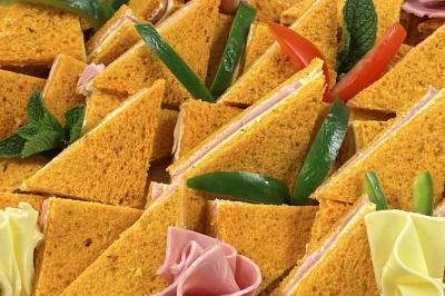 Miniature Traiteur Saint-Jean-d'Illac (Gironde) - Les Trois Sens #15 Table décorée pour un repas festif avec nappes blanches, verres, bougies, décorations végétales et petits cadeaux.