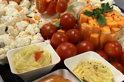 Miniature Traiteur Saint-Jean-d'Illac (Gironde) - Les Trois Sens #17 Table décorée pour un repas festif avec nappes blanches, verres, bougies, décorations végétales et petits cadeaux.