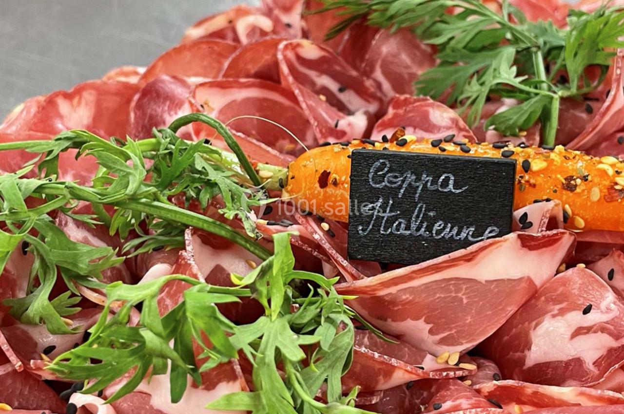 Tranches de coppa italienne garnies de feuilles de carotte et d'une carotte décorative avec une étiquette.