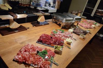 Miniature Traiteur Saint-Jean-d'Illac (Gironde) - Les Trois Sens #21 Table décorée pour un repas festif avec nappes blanches, verres, bougies, décorations végétales et petits cadeaux.