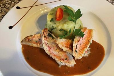 Miniature Traiteur Saint-Jean-d'Illac (Gironde) - Les Trois Sens #29 Table décorée pour un repas festif avec nappes blanches, verres, bougies, décorations végétales et petits cadeaux.