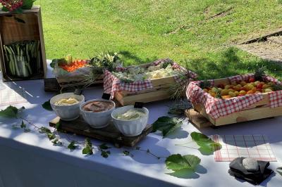 Table décorée pour un repas festif avec nappes blanches, verres, bougies, décorations végétales et petits cadeaux.