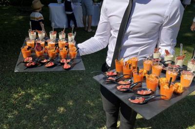 Table décorée pour un repas festif avec nappes blanches, verres, bougies, décorations végétales et petits cadeaux.