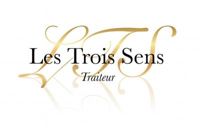 Table décorée pour un repas festif avec nappes blanches, verres, bougies, décorations végétales et petits cadeaux.