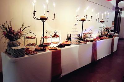 Cuisine professionnelle avec plans de travail en inox, évier, robinet flexible et porte de sortie au fond.