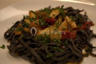 Bol de farine, fouet métallique, citrons, zesteur, beurre et noisettes posés sur une planche en bois.