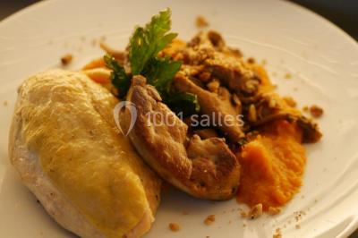 Bol de farine, fouet métallique, citrons, zesteur, beurre et noisettes posés sur une planche en bois.