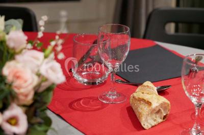 Bol de farine, fouet métallique, citrons, zesteur, beurre et noisettes posés sur une planche en bois.