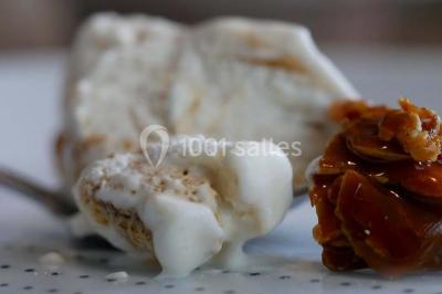 Bol de farine, fouet métallique, citrons, zesteur, beurre et noisettes posés sur une planche en bois.