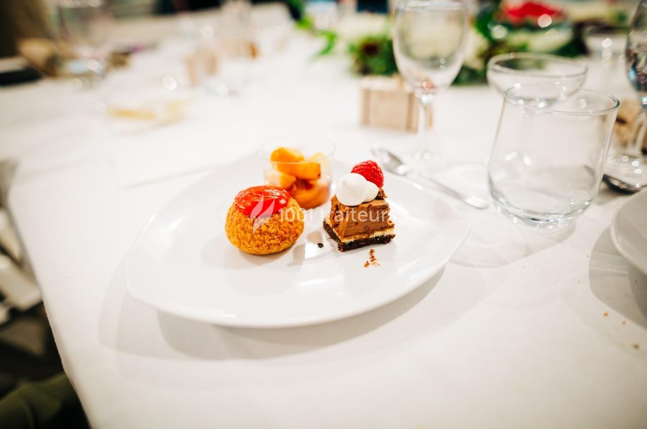 Assiette de desserts variés comprenant une pâtisserie, une verrine de fruits et une part de gâteau au chocolat.