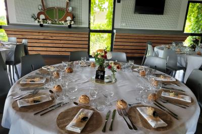 Bol de farine, fouet métallique, citrons, zesteur, beurre et noisettes posés sur une planche en bois.