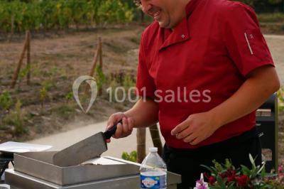 Bol de farine, fouet métallique, citrons, zesteur, beurre et noisettes posés sur une planche en bois.