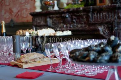 Bol de farine, fouet métallique, citrons, zesteur, beurre et noisettes posés sur une planche en bois.