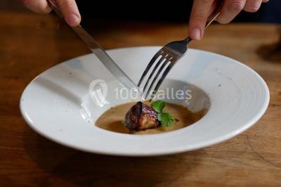 Bol de farine, fouet métallique, citrons, zesteur, beurre et noisettes posés sur une planche en bois.