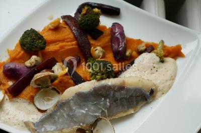 Bol de farine, fouet métallique, citrons, zesteur, beurre et noisettes posés sur une planche en bois.