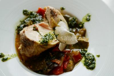 Bol de farine, fouet métallique, citrons, zesteur, beurre et noisettes posés sur une planche en bois.