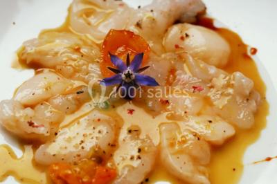 Bol de farine, fouet métallique, citrons, zesteur, beurre et noisettes posés sur une planche en bois.