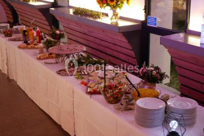 Bol de farine, fouet métallique, citrons, zesteur, beurre et noisettes posés sur une planche en bois.