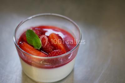 Bol de farine, fouet métallique, citrons, zesteur, beurre et noisettes posés sur une planche en bois.