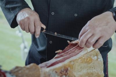Bol de farine, fouet métallique, citrons, zesteur, beurre et noisettes posés sur une planche en bois.