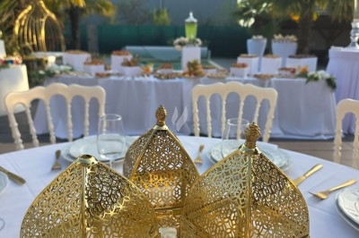 Assiette garnie de riz décoré de radis et tomates cerises, entourée de samoussas, crevettes et œufs de caille.