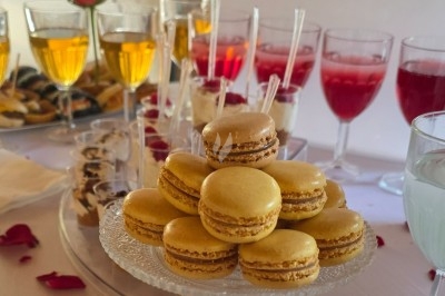 Assiette garnie de riz décoré de radis et tomates cerises, entourée de samoussas, crevettes et œufs de caille.