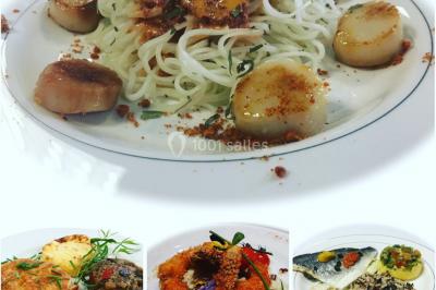 Gâteau à trois étages décoré de motifs dorés, plumes blanches et perles, avec une inscription d'anniversaire.