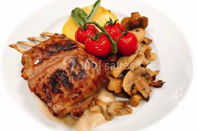 Gâteau à trois étages décoré de motifs dorés, plumes blanches et perles, avec une inscription d'anniversaire.