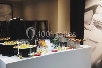 Gâteau à trois étages décoré de motifs dorés, plumes blanches et perles, avec une inscription d'anniversaire.