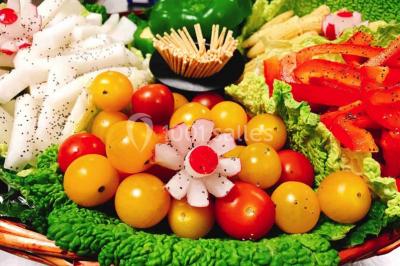 Gâteau à trois étages décoré de motifs dorés, plumes blanches et perles, avec une inscription d'anniversaire.