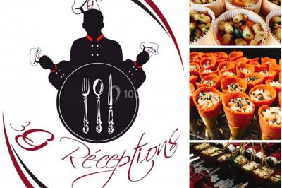 Gâteau à trois étages décoré de motifs dorés, plumes blanches et perles, avec une inscription d'anniversaire.