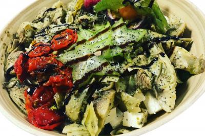 Gâteau à trois étages décoré de motifs dorés, plumes blanches et perles, avec une inscription d'anniversaire.